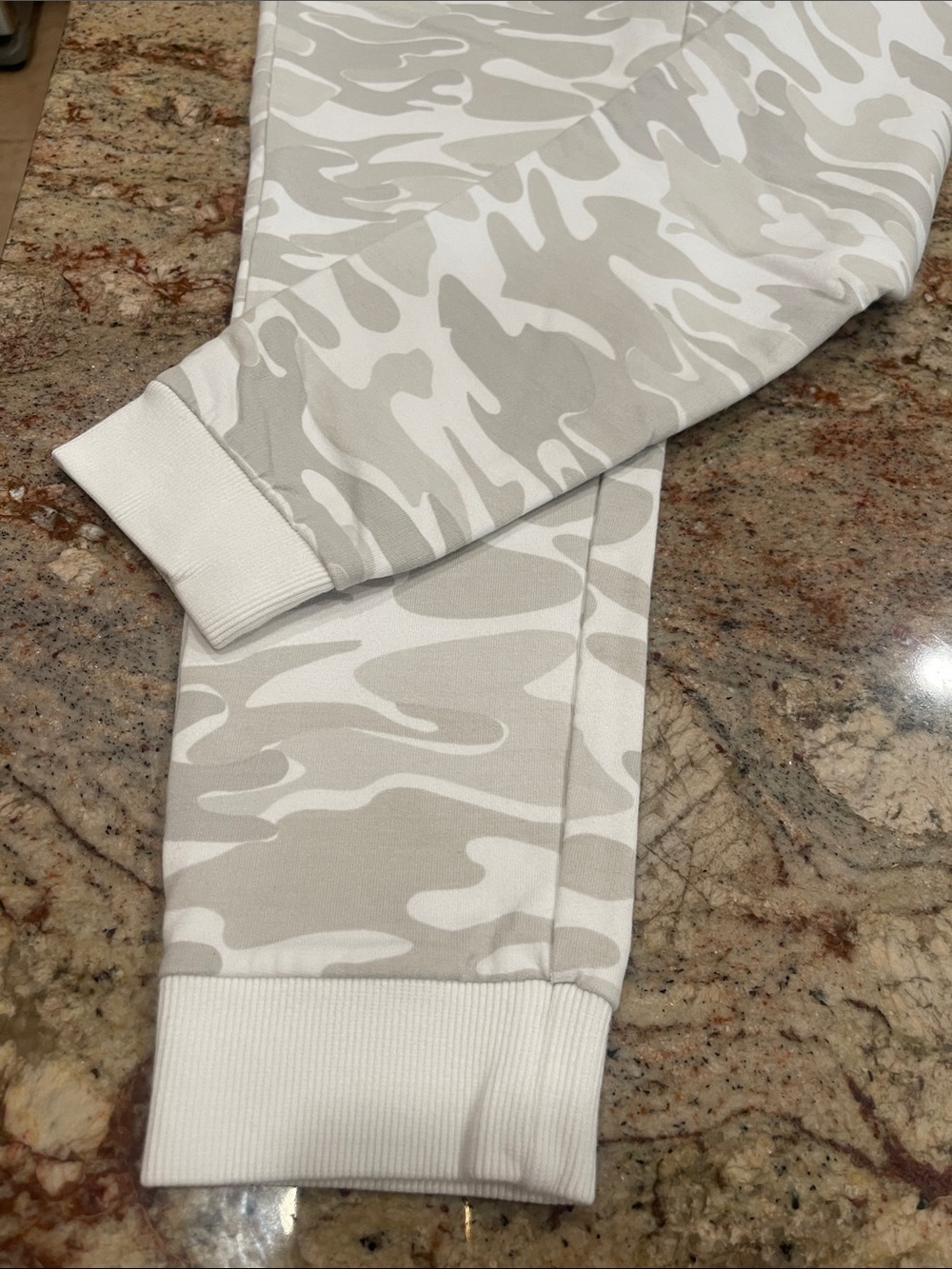 TLF Women’s White & Light Gray Camo Jogger Pants S:M - Picture 2 of 5